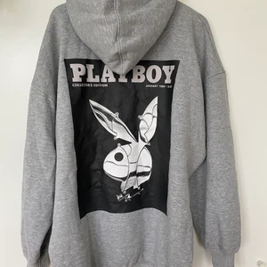 Playboy x missguided hoodie! - Hoodie/ klänning från missugided. Supermjukt material! Perfekt nu till hösten, säljer pga kommer inte längre till användning. 