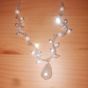 Halsband - Montini - Snyggt halsband med vackra detaljer, mönster & stenar av Montini. Hansbandet är endast provad och fortfarande som Ny. Säljes då den ej används och ev kan glädjas någon annan. Fås i en vacker Montini presentpåse  (Ordinariepris, 149:-) 