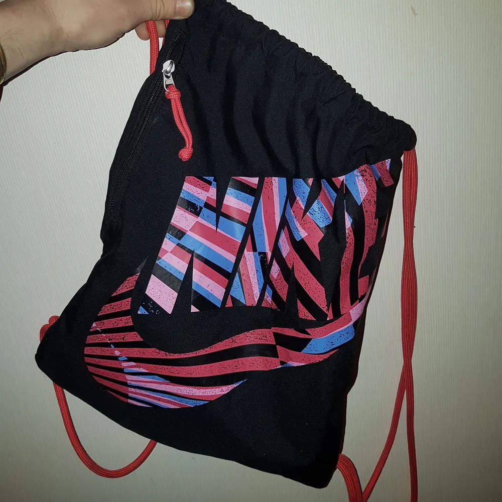 9/10 skick, fluor-rosa, enkel inre justering av strap-längd. Bekväm slit & släng-Väska. Made for Raving. Väskor.