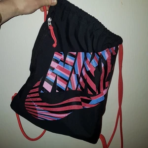 Nike Striped Swoosh Gym bag (blk/m-c) - 9/10 skick, fluor-rosa, enkel inre justering av strap-längd. Bekväm slit & släng-Väska. Made for Raving