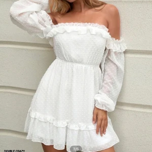 Student/skolavslutnings klänning  - En klänning till skolavslutningen eller studenten t.ex. aldrig använd, endast testad (på den andra bilden). Säljer för att jag har beställt flera olika klänningar🤍 Frakt tillkommer! 