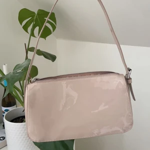 Minibag  - Liten, glansig väska från H&M. Mycket bra skick!