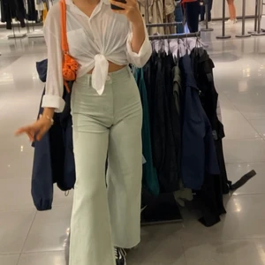 Zara Marine Straight  - Zara jeans som ej kommer till användning längre! Storlek 34 och passar även 36 då de är stretchiga. Använda Max 4 ggr och slutsålda! Därav priset! Buda i kommentarerna! 😍