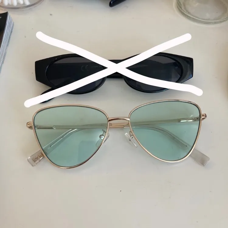 Säljer mina snygga solglasögon som tyvärr inte kommer till användning längre. Köp 1 par för 80 eller båda för 140. Köparen står för frakten💕 . Accessoarer.