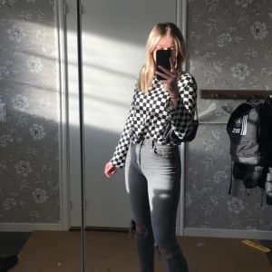 Gråa jeans - Säljer mina gråa jeans från Gina tricot i modellen perfect jeans 34. Sparsamt använda