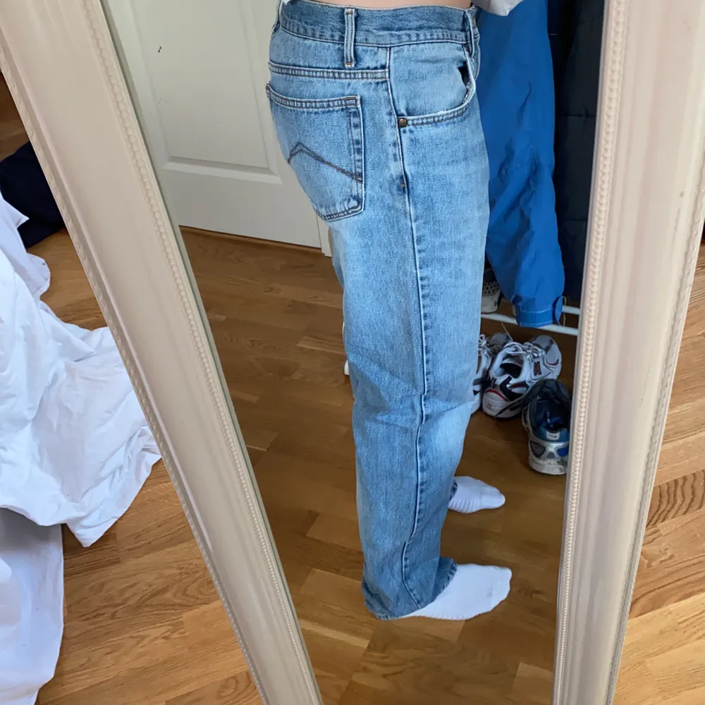 Raka, lowwaisted, jeans. Köpta secondhand på humana i Malmö. Jeans & Byxor.