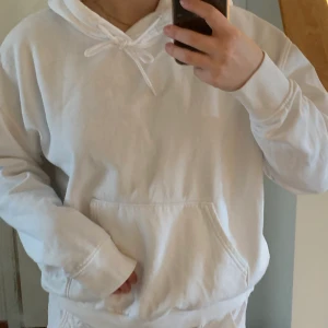Hoodie från Weekday - Vit hoodie från Weekday. Storlek S men sitter oversized! Använd fåtal gånger men inga ytliga defekter. Frakt på 70 kr tillkommer! 