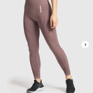 Gymshark tights - Jag säljer mina gymshark tighta då de är för små. De är i gott skick och knappt använda, nypris 600kr.