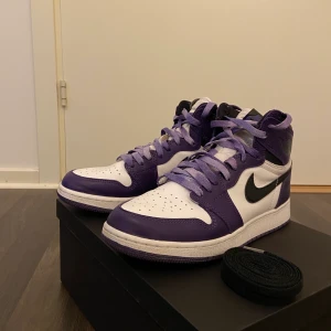 JORDANS PURPLE COURT HIGH - 🤍säljer mina älskade jordans som knappt används och är därav i väldigt bra skick! Självklart äkta. Två olika snören skickas med. Frakt står köparen för! 