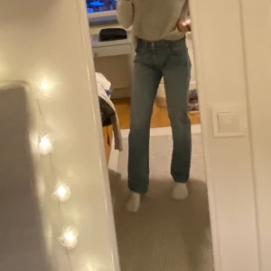 Levi’s origional 501 - Jättesnygga vintege jeans som är köpta second hand på pop boutique, men endast använda 1 gång av mig pga att dom inte riktigt är min stil. Storlek: W28 L32 (small) 💕 möts antingen i göteborg/ frakt för 100 kr som inte ingår i priset✨🤗❤️