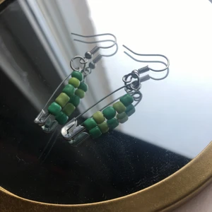 Örhängen  - Säljer alla dessa örhängen nu (finns i olika färger på den första bilden 💕 