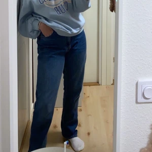 Moluna monki jeans - Använda kanske två gånger och är lite stora i midjan (finns inga slitningar eller fläckar). Jag är 165 cm. De är i en slapp snygg stil och höga i midjan 🥰