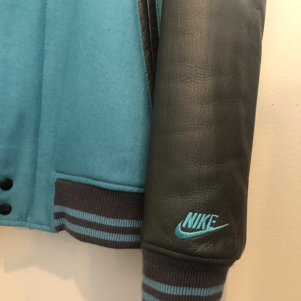Nike Varsity jacket Large - Äkta skinn på armar och detaljer Från 2009/2010. Jackor.