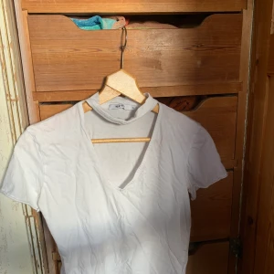 V-ringad topp NAKD - V-ringad topp från NAKD, vit. slutar lite under naveln typ. BILLIGARE FRAKT VID KÖP AV FLER PLAGG!💜🦋