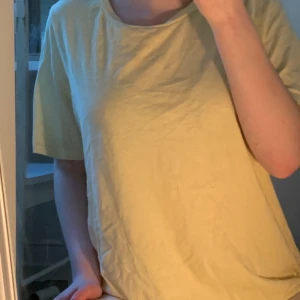Oversized T-shirt - Denna t-shirt har aldrig riktigt kommit till användning, har använt ungefär 3 gånger. Den är ifrån ginatricot! Betala via swish