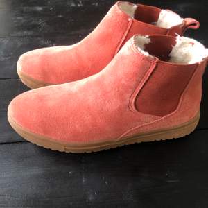 Aldrig använda, fodrade boots i rosa. Stl 36. 