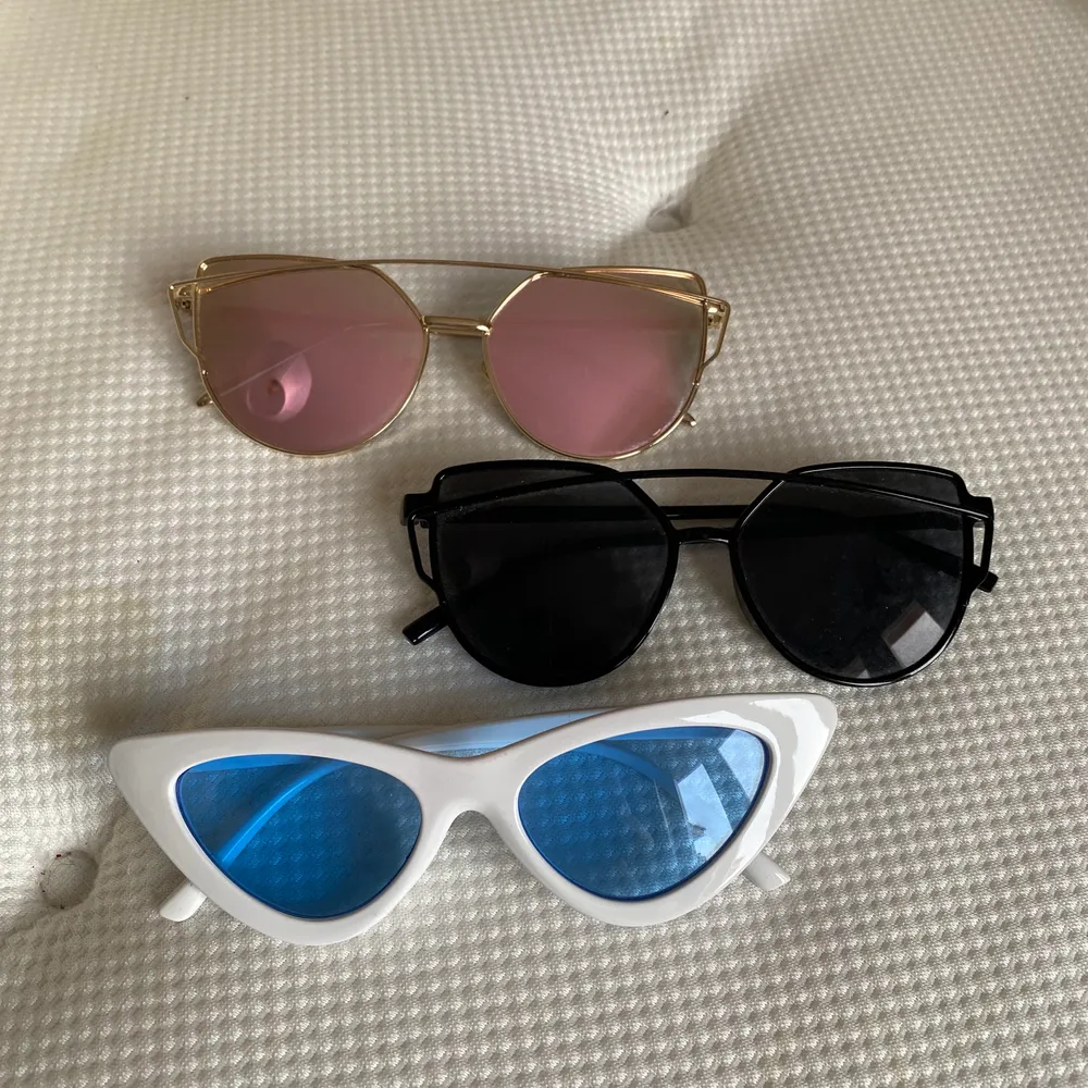 Diverse solglasögon! De rosa är i metall, de två andra i plast. 80kr styck, 2 för 140kr, alla 3 för 150kr! . Accessoarer.