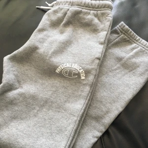 Mjukisbyxor  - Riktigt sköna mjukisbyxor ifrån Champions. Har aldrig andvänd dem:)