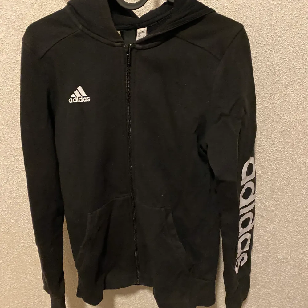 Adidas hoodie i storlek 164 säljes nytvättad finns i ljungdalen annars står köparen för frakt . Hoodies.