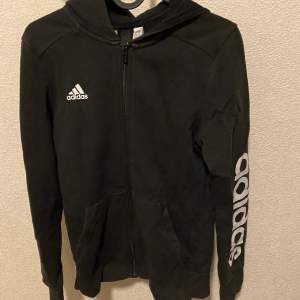 Adidas hoodie i storlek 164 säljes nytvättad finns i ljungdalen annars står köparen för frakt 