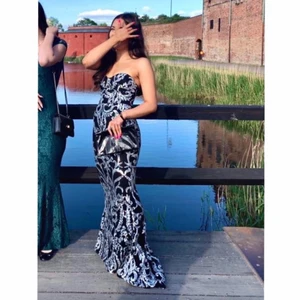 Balklänning  - INTRESSEKOLL!! buda i kommentarerna   Figursydd balklänning från dm retro, storlek S (insydd i midjan), skriv till mig privat för exakta mått!💕 Använd 1 gång (defektfri), har lite släp  Jag är 167cm lång, på bilden bär jag 10cm klackar