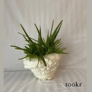 Modern kruka i fogskum ✨ - Hej allihopa!✨ Vi är ett uf-företag som köper in inredningsdetaljer second hand för att göra om dom till en ny, modern produkt 🤍  Vi bidrar till en bättre miljö samtidigt som vi ger dig den där extra känslan i hemmet ✨🤍 frakt tillkommer.