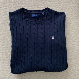 Flätstickad Gant tröja  - Säljer min tröja från Gant i storlek M. Den är aldrig använd utan endast testad därav är den i nyskick. Hör av dig vid intresse eller frågor! (Pris kan diskuteras) 