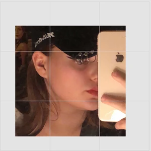 k-pop keps <3 - as fet svart keps som är populär bland många k-pop artister. köpt i thailand och knappt använd. storleken kan justeras i back. ringarna i fram är en grym detalj och kepsen passar till nästan allt! <3 🐈‍⬛