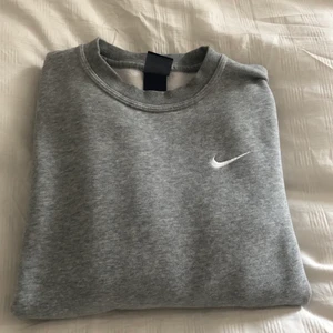 Nike tröja  - Säljer min gråa nike sweater. Om det är många intresserade blir det budgivning i kommentarerna. Första bilden är lånad men den ser exakt likadan ut. Jag är 168cm men på bilden har jag vikt kn tröjan lite. Budet ökar med minst 10kr. Frakten ingår inte i budet ni lägger. Kontakta mig vid frågor eller fler bilder 💗 LEDANDE BUD: 280kr + frakt 66kr