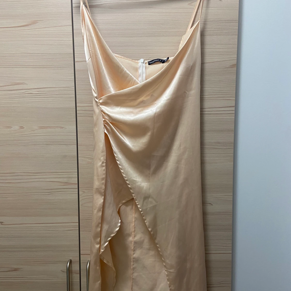 Guldig klänning från bohoo