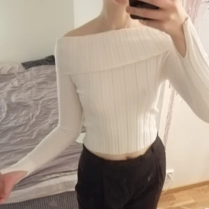 Off shoulder tröja vit från Zara - Vit grov-ribbad off shoulder från Zara. Stl small men skulle säga att den är liten i storleken, snarare en xs. Porto tillkommer om fraktas, annars finns den att hämta i Hökarängen 