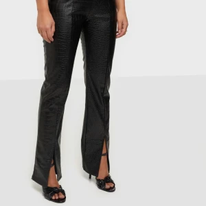 PU pants med slits - Sparsamt använda byxor från Nelly. Är 166cm och de sitter perfekt på mig även längdmässigt. Sitter högt i midjan. Nypris: 499kr 💓 frakt tillkommer. Kan även mötas upp!