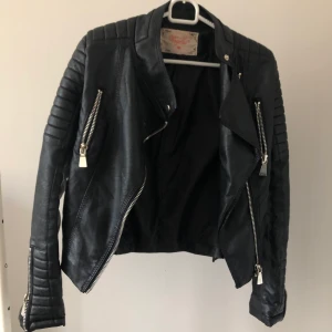 Chiquelle bikerjacket - Otroligt bra skick och snygg passform. Inte använd ofta då det inte är min stil längre. Så nästan som ny!!