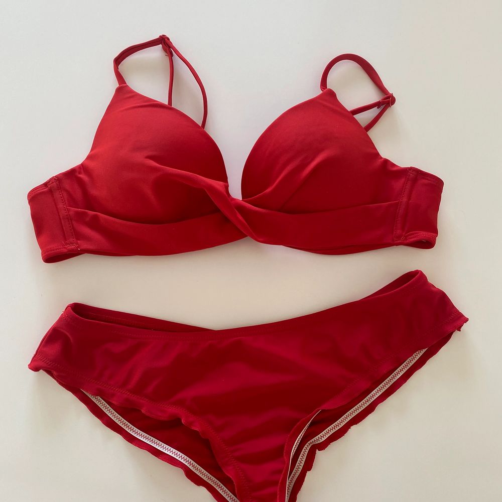 Fin röd bikini från nelly | Plick Second Hand