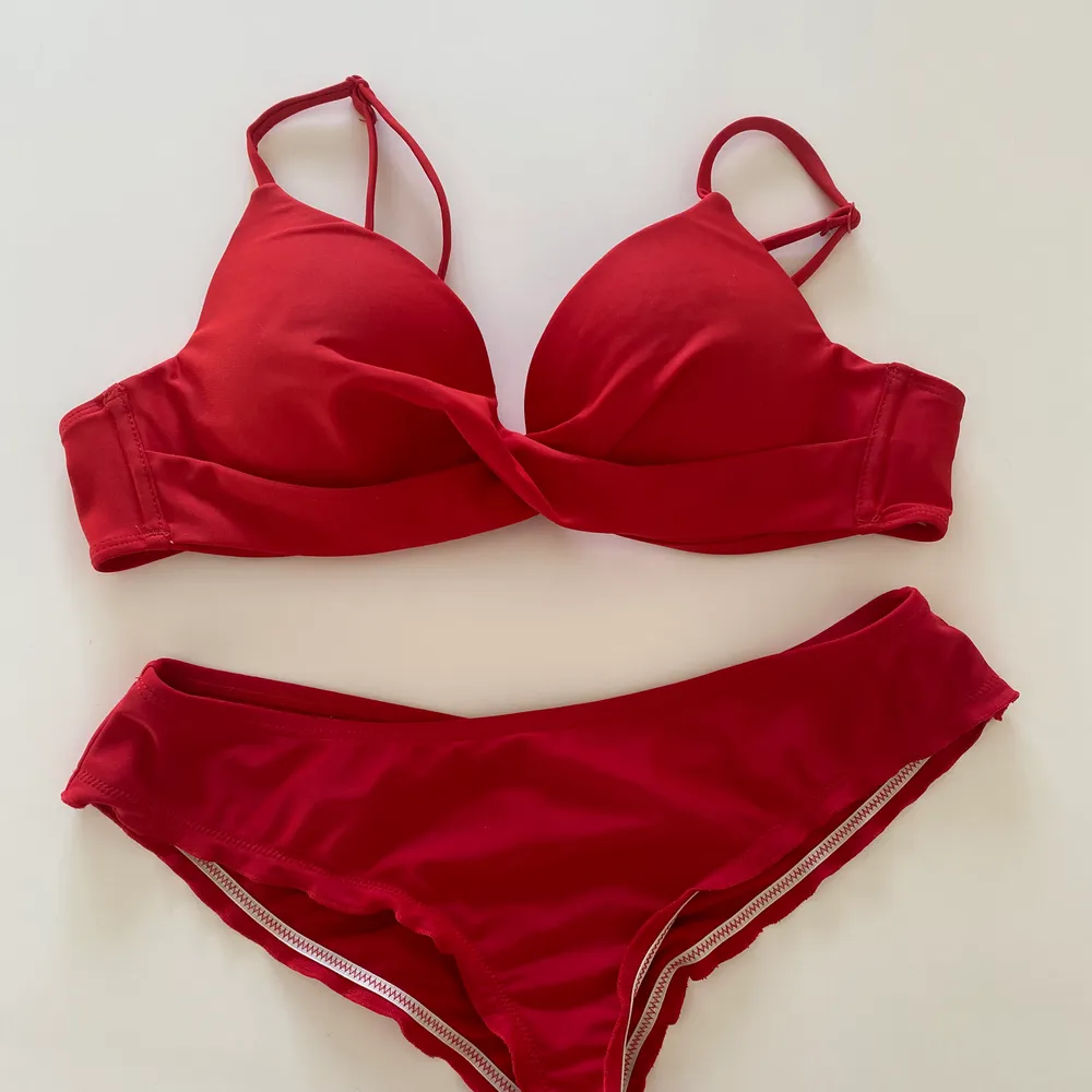 Superfin röd bikini (push up) från Nelly.com! Ordinarie pris tillsammans är 270kr. Jag säljer båda för 130kr. Köparen står för frakten. Övrigt.