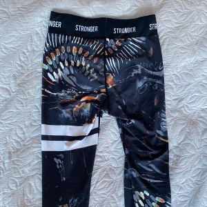 Stronger träningtights S - Säljer mina skönaste och bästa träningstights från stronger. Superfina färger och i bra skick! Frakt tillkommer på 44kr. Köpta för 799kr.