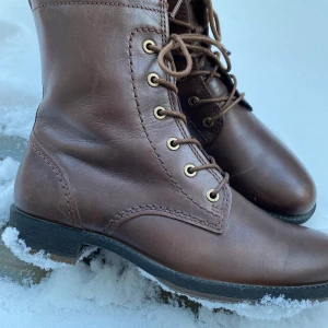 Ecco 39 - Vinterkängor från Ecco stl 39. Brunt skinn, snörning framtill, dragkedja på insidan. I fint skick, sulan som ny! Snygga till både byxor och kjol. Finns att prova/hämta i Bromma/Blackeberg 