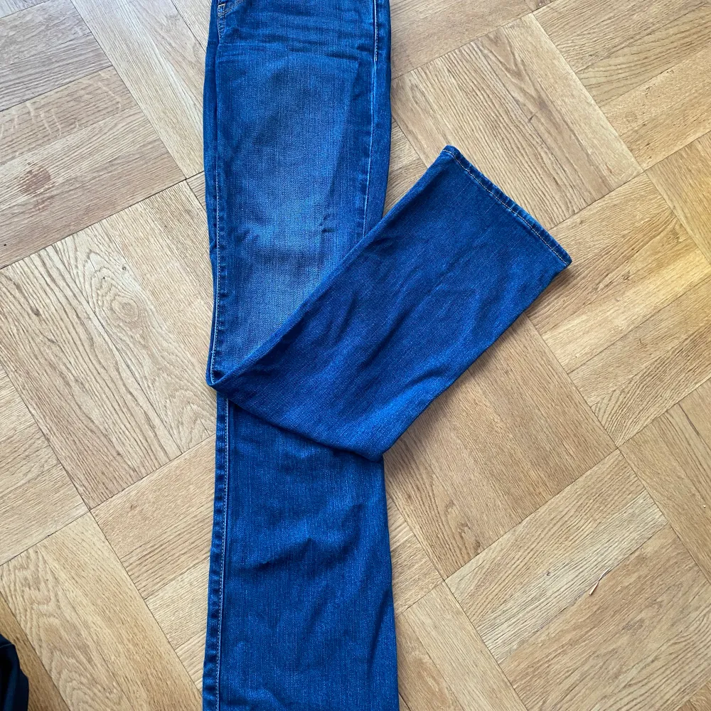 Lågmidjade Levis jeans ”715 bootcut” i storlek 25. Bra skick! Kunden står för frakt(:. Jeans & Byxor.