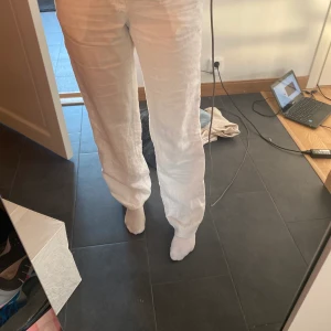 Vita linnebyxof - SÅLDA!!Vita snygga linnebyxor, strl 36/38 super snyggga till sommaren, säljer dp jag har ett till par, jag är 172cm lång budgivning vid fler intresserade, höj med 20kr💕 bud just nu: 210+frakt