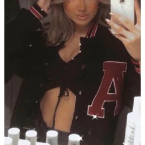 Varsity jacka - Varsity jacka köpt för en månad sen och har använt den bara ett par gånger så den nästan helt ny ni får gärna buda skriv privat bud från 200kr HÖGSTA BUD ÄR 700kr ink frakt NU!