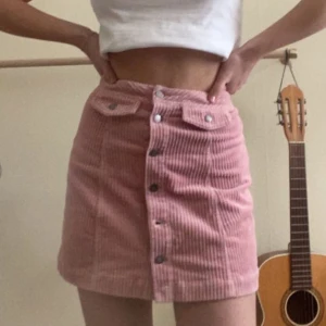 Manchester  - En superfin rosa manshesterkjol. Du står gör frakt!