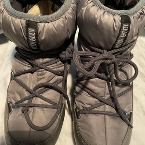 Moon boots  - Säljer dessa moonboots som jag knappt har använt eftersom jag använder att annat parr. Säljer ej med frakt 