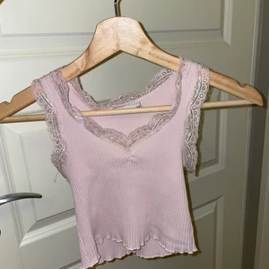 Rosa croptop - Rosa croptop som passar perfekt till sommaren. St XXS men stretchigt material. 50kr +frakt