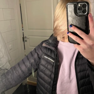 Dunjacka från Peak Perfomance  - Säljer denna lite tunnare dunjacka ifrån Peak Perfomance, perfekt till vår/höst 🤍 storlek 164 men sitter som XS/S 💕 välanvänd men inga defekter, ser ut som ny! Säljer denna för 500kr eller bud över!