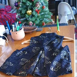 En söt topp - En vintage top från sister som är utsåld. It's a see me through with the back open. I mycket bra skick och passar från xxs_m beror på hur man vill ha på sig. Den är stylig och unik. Finns fler bilder. NY pris 999.man kan bud I commenterna