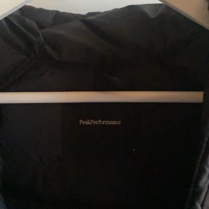 Peak performance jacka dam st:S  - Peak performance jacka dam storlek S. Använd ungefär 5 gånger. Säljer pga att den är för liten.