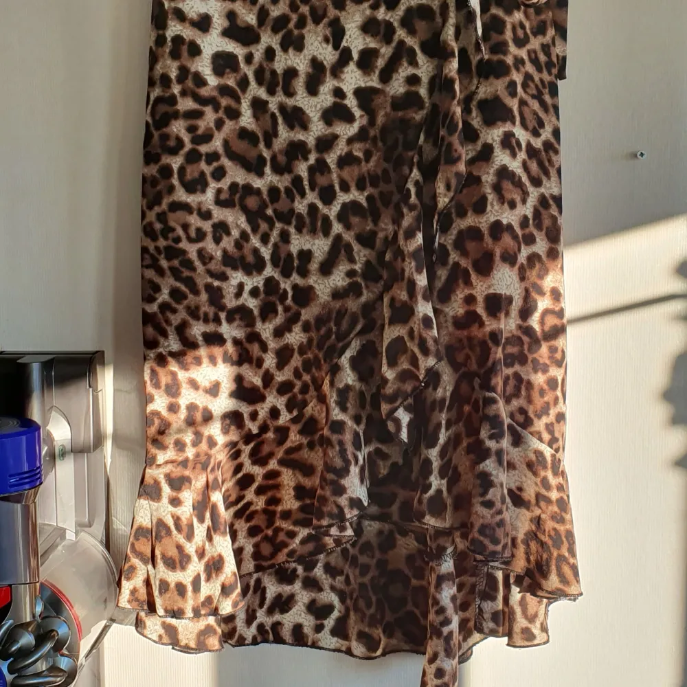 En åkt leopard kjol som är utsåld. I mycket bra skick och användade bara 3 dager.  Finns fler bilder och köpare står på frakt .pm för mer information . Kjolar.