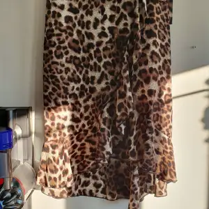 En åkt leopard kjol som är utsåld. I mycket bra skick och användade bara 3 dager.  Finns fler bilder och köpare står på frakt .pm för mer information 