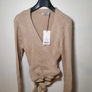 Helt ny stickat beige tröja - Säljer denna oanvända NA-KD tröja med prislapp på. Mitt pris:150kr. 