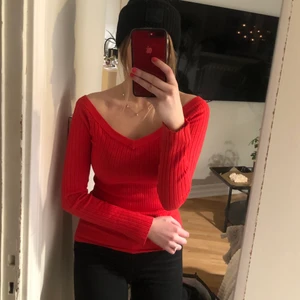 Ribbad tröja  - Långärmad tröja med jätte stretchigt tyg (jätteskönt) Passar S-L, jag är en s och den sitter bra på mig, snygg skärning, man kan ha den off shoulder eller precis över axlarna 